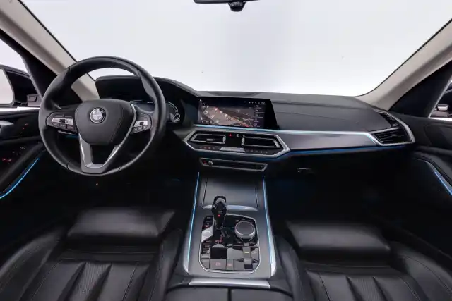 Musta Maastoauto, BMW X5 – MOE-870