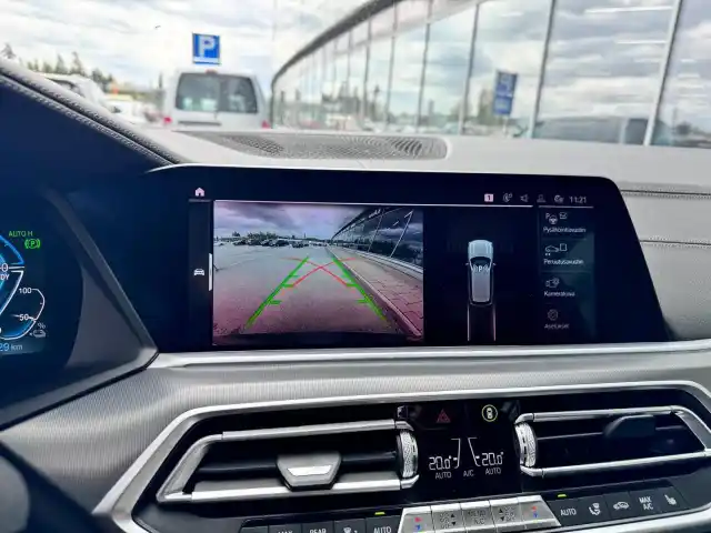 Musta Maastoauto, BMW X5 – MOE-870