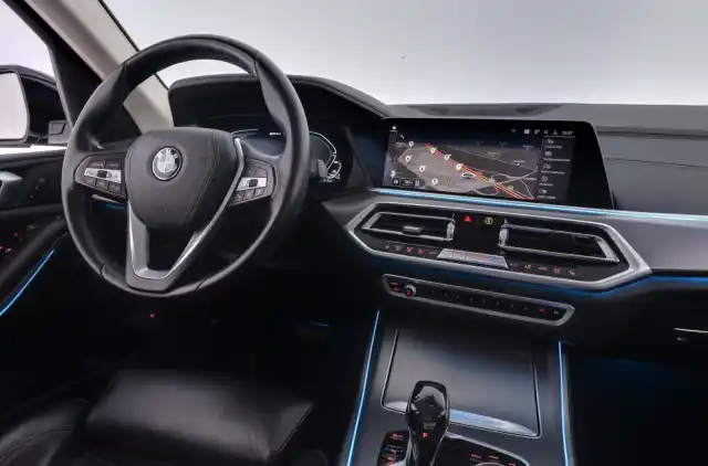 Musta Maastoauto, BMW X5 – MOE-870