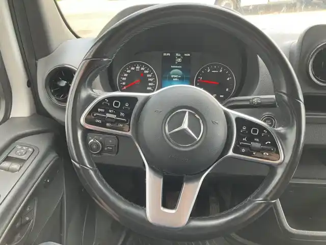 Valkoinen Pakettiauto, Mercedes-Benz Sprinter – MOH-431