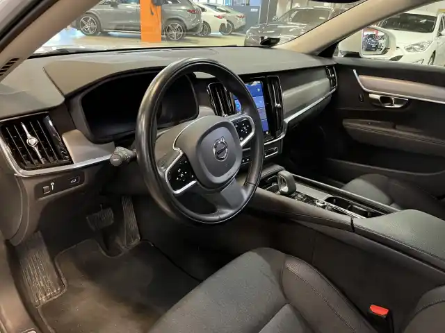 Valkoinen Farmari, Volvo V90 – MOH-696