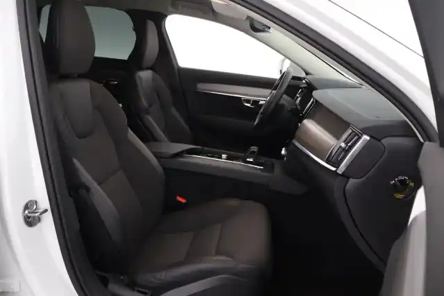 Valkoinen Farmari, Volvo V90 – MOH-696