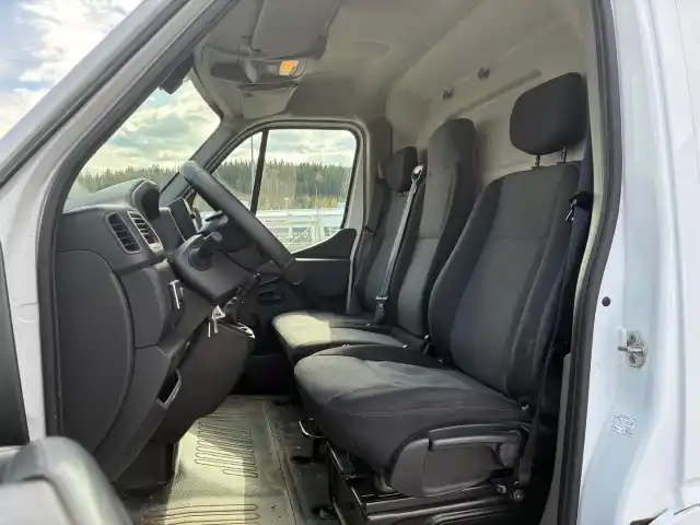 Valkoinen Pakettiauto, Renault Master – MOJ-254