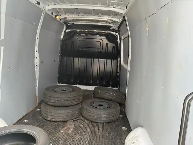 Valkoinen Pakettiauto, Renault Master – MOJ-254