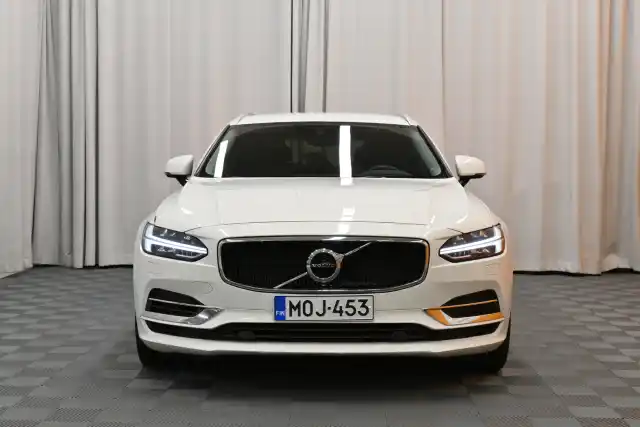 Valkoinen Farmari, Volvo V90 – MOJ-453