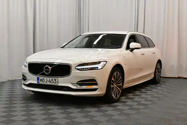 Valkoinen Farmari, Volvo V90 – MOJ-453