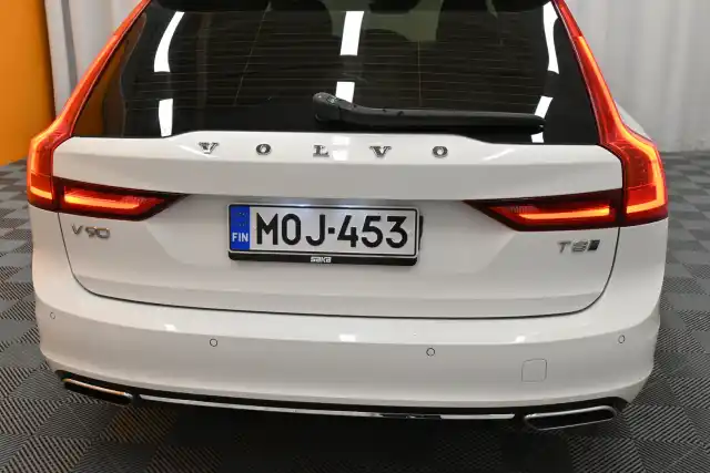 Valkoinen Farmari, Volvo V90 – MOJ-453