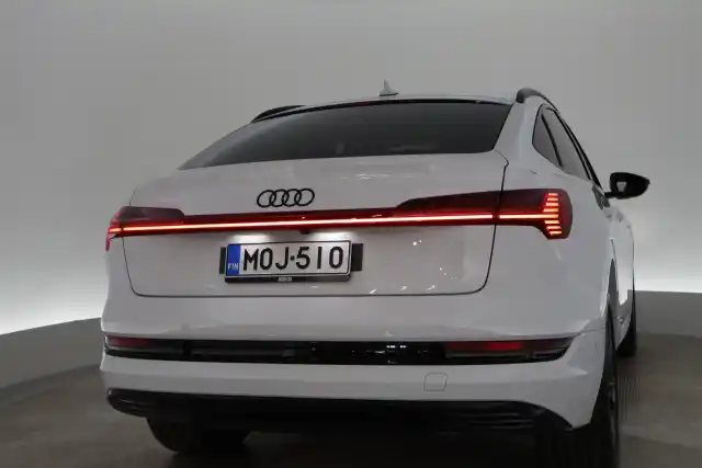 Valkoinen Maastoauto, Audi e-tron – MOJ-510