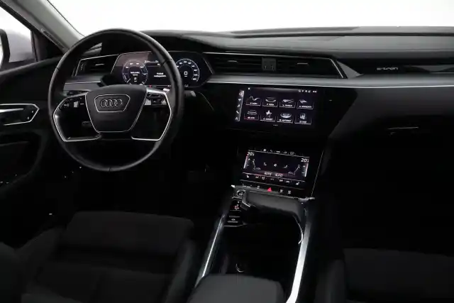 Valkoinen Maastoauto, Audi e-tron – MOJ-510