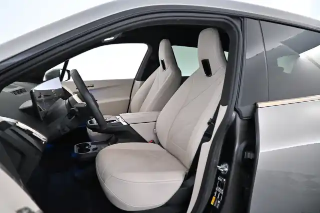 Harmaa Maastoauto, BMW iX – MOM-472