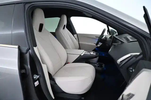Harmaa Maastoauto, BMW iX – MOM-472