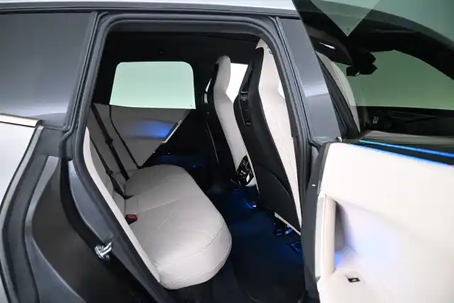 Harmaa Maastoauto, BMW iX – MOM-472