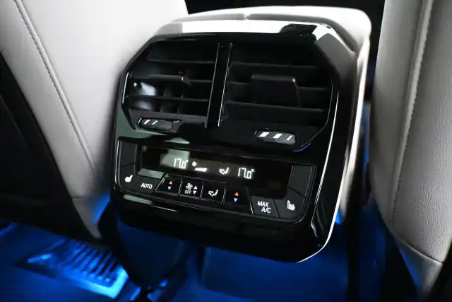 Harmaa Maastoauto, BMW iX – MOM-472