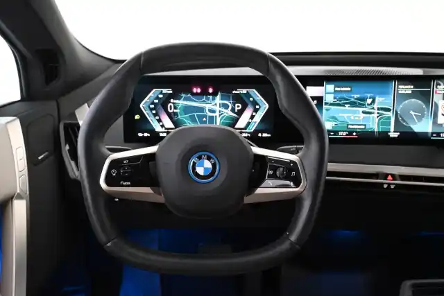 Harmaa Maastoauto, BMW iX – MOM-472