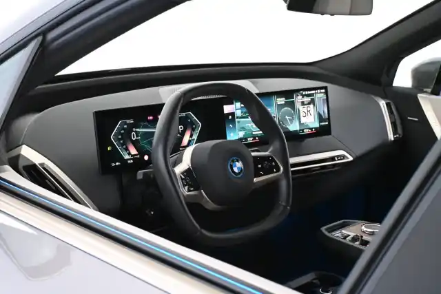 Harmaa Maastoauto, BMW iX – MOM-472