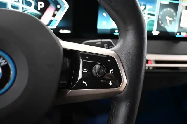 Harmaa Maastoauto, BMW iX – MOM-472