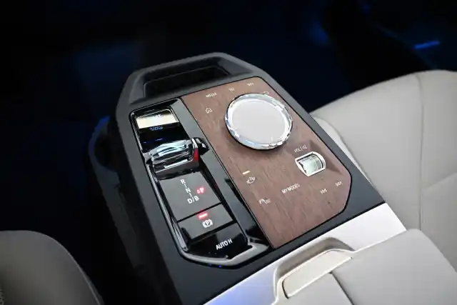 Harmaa Maastoauto, BMW iX – MOM-472