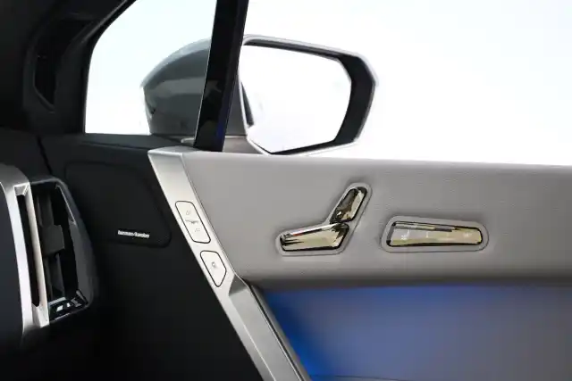 Harmaa Maastoauto, BMW iX – MOM-472