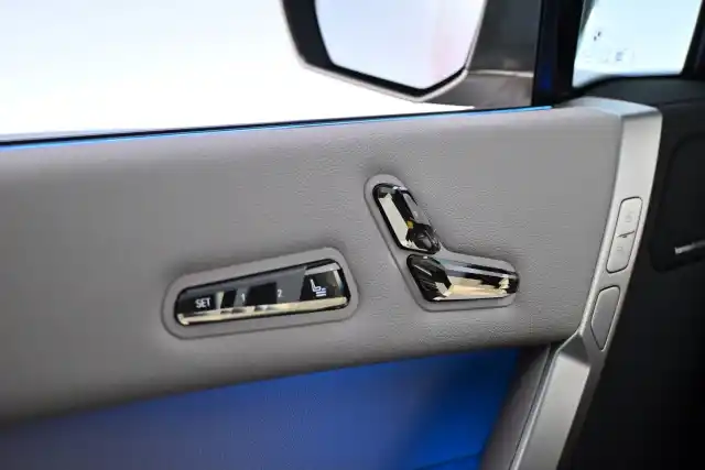 Harmaa Maastoauto, BMW iX – MOM-472
