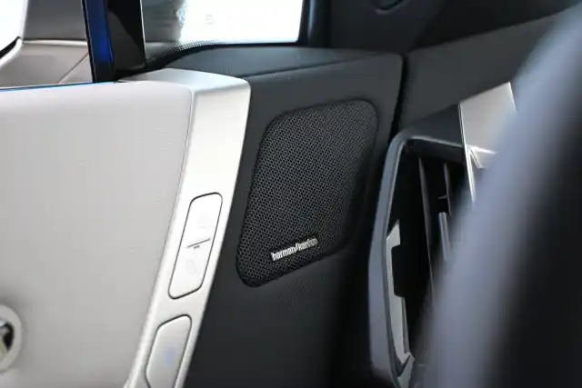 Harmaa Maastoauto, BMW iX – MOM-472