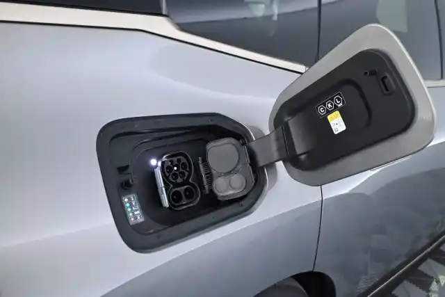 Harmaa Maastoauto, BMW iX – MOM-472