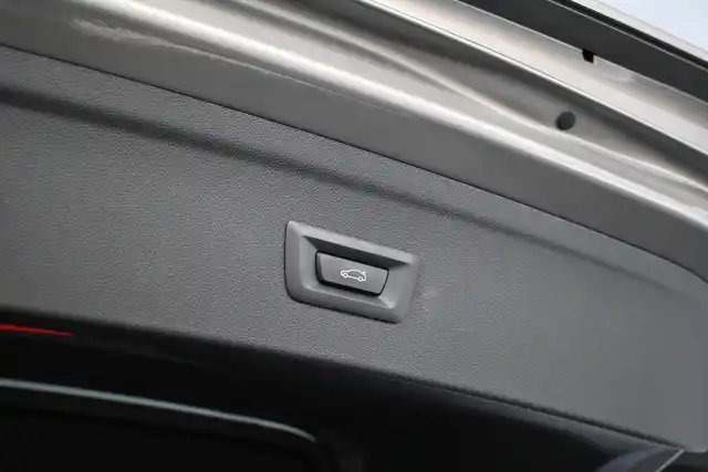 Harmaa Maastoauto, BMW iX – MOM-472