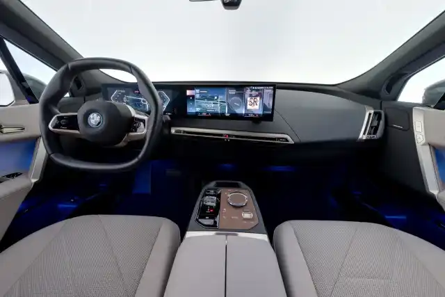 Harmaa Maastoauto, BMW iX – MOM-472