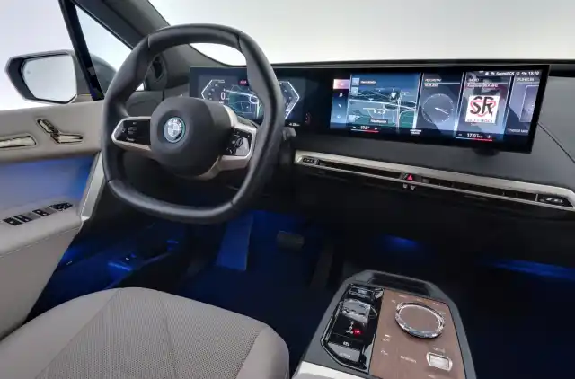 Harmaa Maastoauto, BMW iX – MOM-472