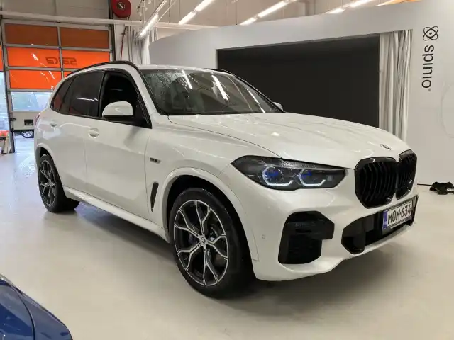 Valkoinen Maastoauto, BMW X5 – MOM-634