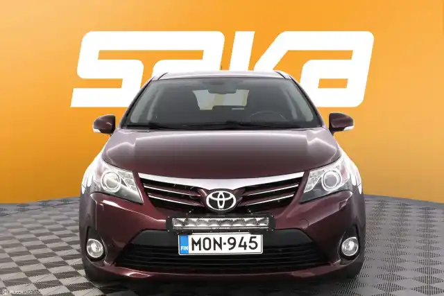 Punainen Tila-auto, Toyota Avensis – MON-945