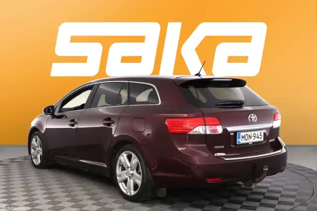 Punainen Tila-auto, Toyota Avensis – MON-945