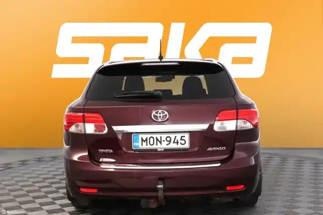 Punainen Tila-auto, Toyota Avensis – MON-945