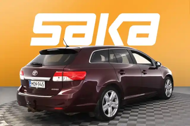 Punainen Tila-auto, Toyota Avensis – MON-945