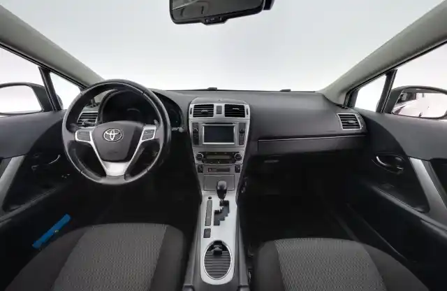 Punainen Tila-auto, Toyota Avensis – MON-945