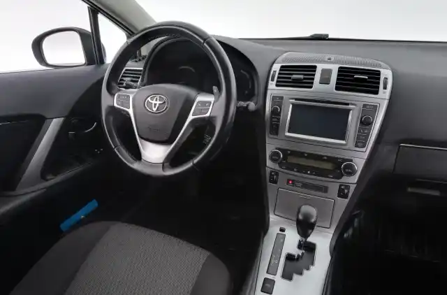 Punainen Tila-auto, Toyota Avensis – MON-945