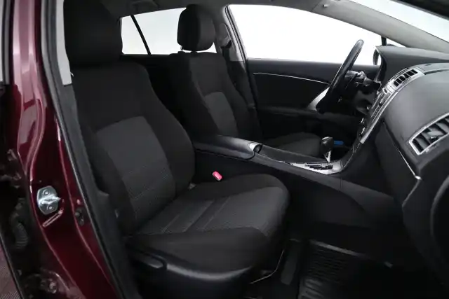 Punainen Tila-auto, Toyota Avensis – MON-945