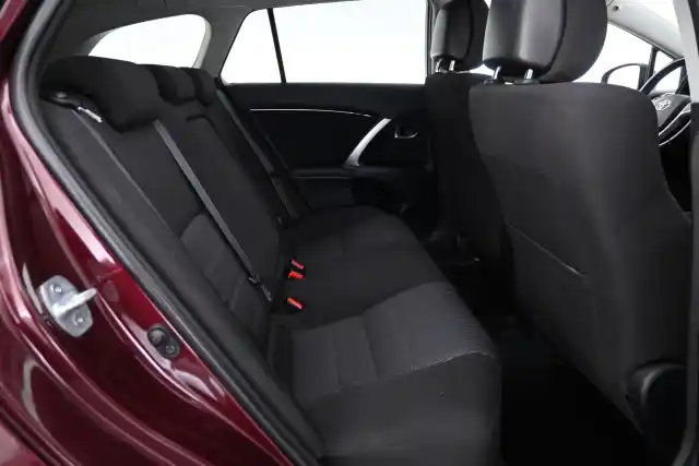 Punainen Tila-auto, Toyota Avensis – MON-945