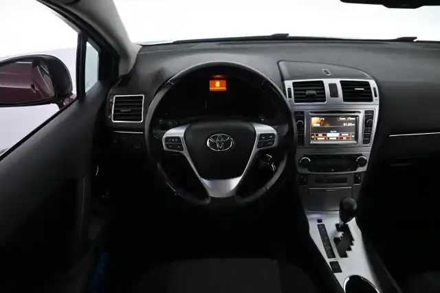 Punainen Tila-auto, Toyota Avensis – MON-945