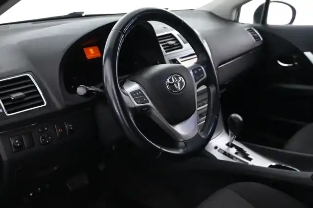 Punainen Tila-auto, Toyota Avensis – MON-945
