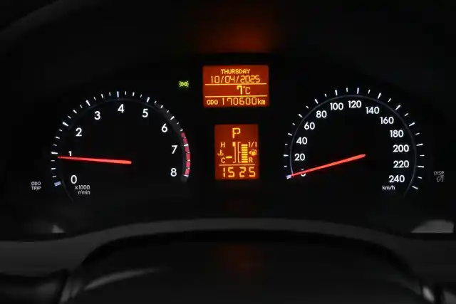 Punainen Tila-auto, Toyota Avensis – MON-945