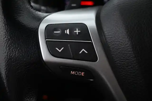 Punainen Tila-auto, Toyota Avensis – MON-945