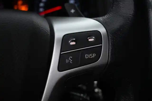 Punainen Tila-auto, Toyota Avensis – MON-945