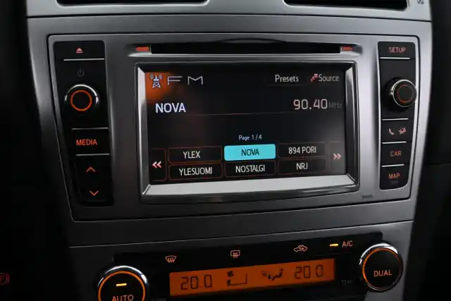 Punainen Tila-auto, Toyota Avensis – MON-945