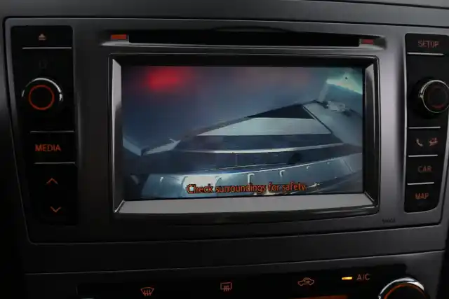 Punainen Tila-auto, Toyota Avensis – MON-945