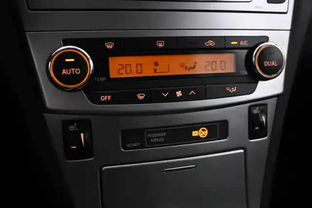 Punainen Tila-auto, Toyota Avensis – MON-945