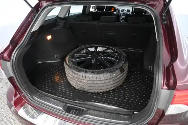 Punainen Tila-auto, Toyota Avensis – MON-945