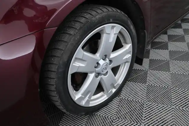 Punainen Tila-auto, Toyota Avensis – MON-945