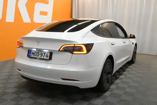 Valkoinen Sedan, Tesla Model 3 – MOO-974