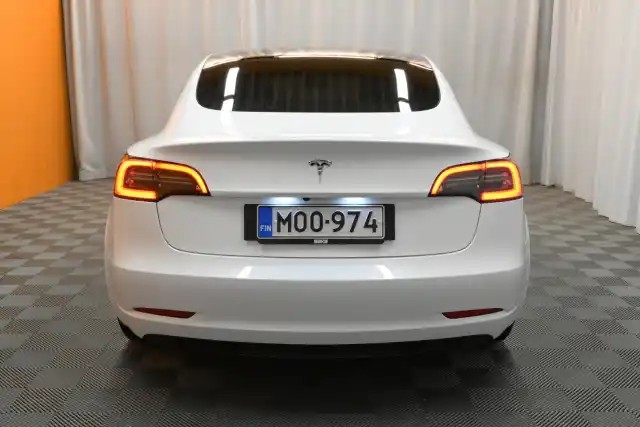 Valkoinen Sedan, Tesla Model 3 – MOO-974