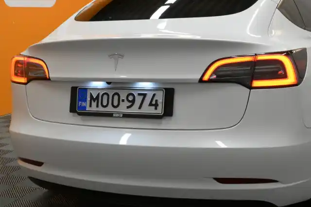 Valkoinen Sedan, Tesla Model 3 – MOO-974